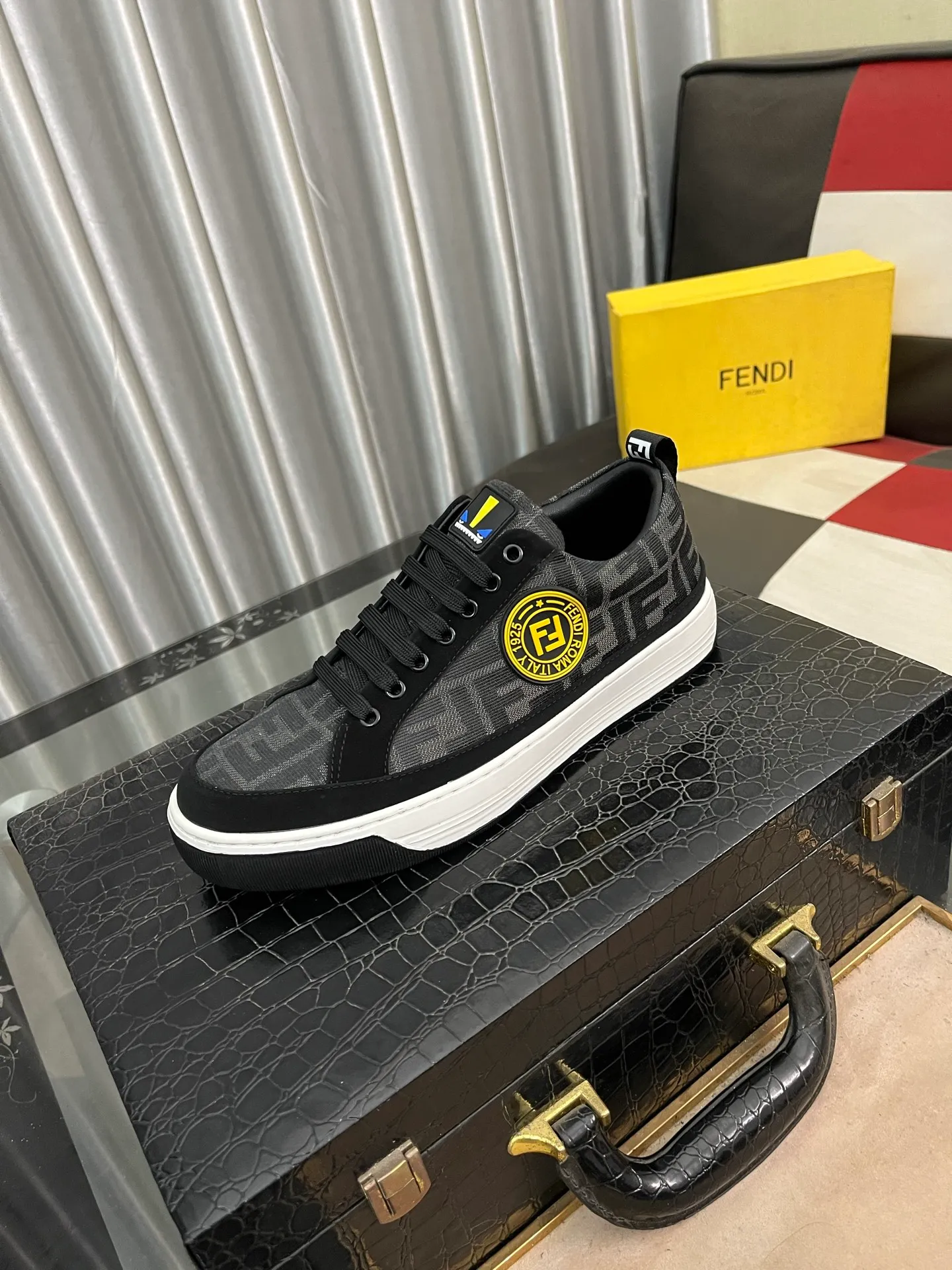 Men's Men's Shoes💰420⌚️⌚️[Fendi] Fendi's latest casual shoes for men! Available at counters simultaneously! Made entirely of imported top-grain calfskin, the interior is made of top-grain water-dyed cowhide, and the original factory-supplied rubber outsole. Leading new fashion concepts. Matching code: 38-442️⃣Colors available